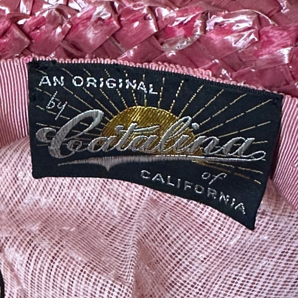 CHARMING 1960s' SALMON/PINK STRAW FEDORA WITH STRAW "FEATHER" & PEARLS - Picture 13 of 13